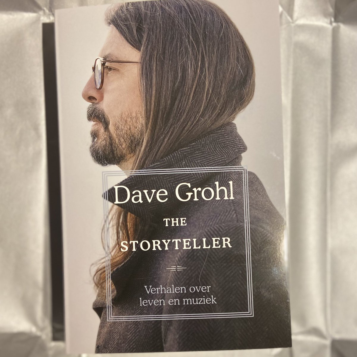 vix_ke's tweet photo. Received this great gift today!! So grateful and happy! Can’t wait to start reading it! @foofighters #TheStoryteller #davegrohl #books #gift https://t.co/SkhyOPScju