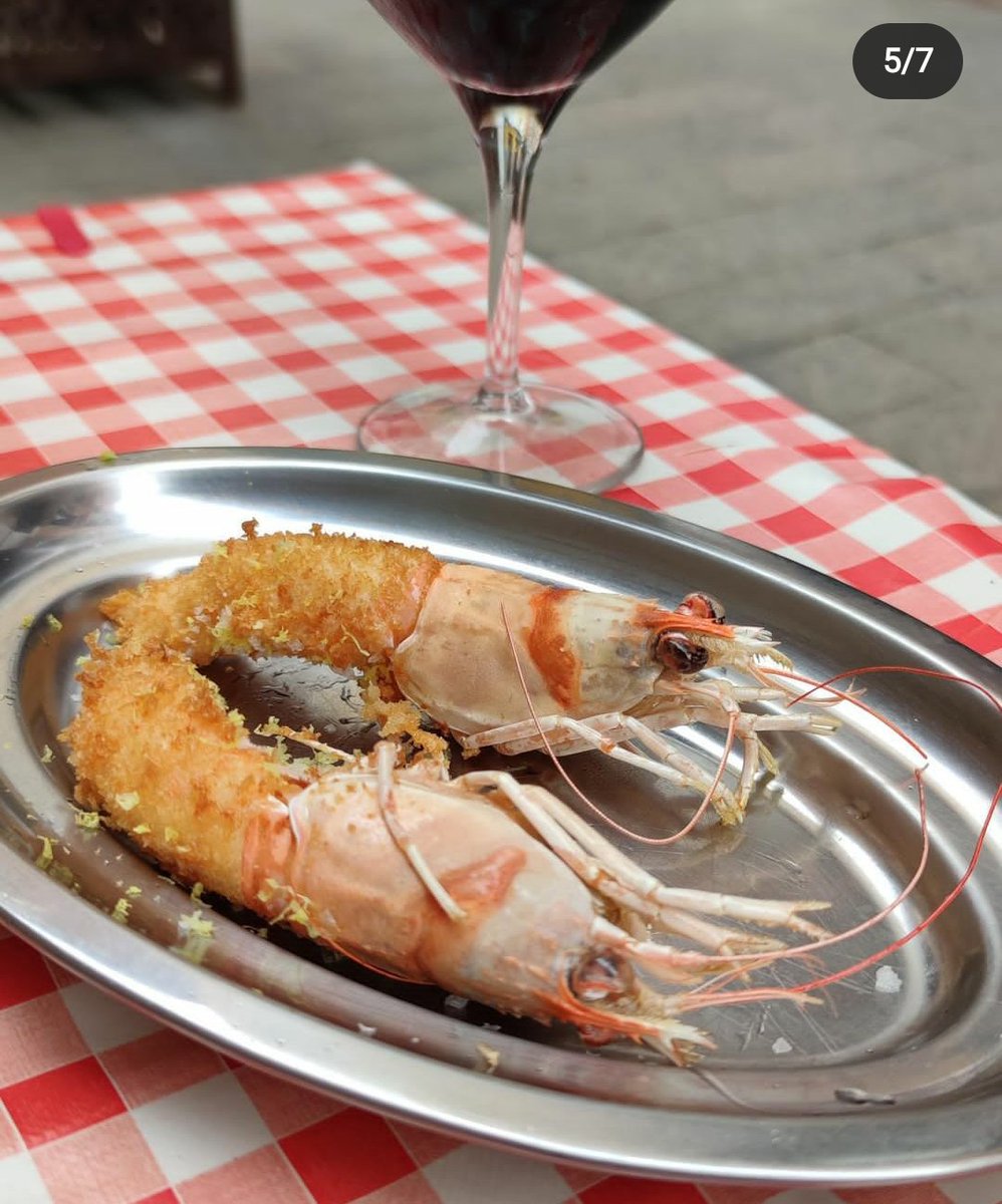 Samuel Ruiz, que  rompió en Murcia con su taberna japonesa Kome, tras renunciar a dirigir uno de los restaurantes de José Andrés, se ha hecho con el venerable bar Verónicas y ha lanzado un precioso proyecto: elevar a la  excelencia las tapas tradicionales de un bar de barrio