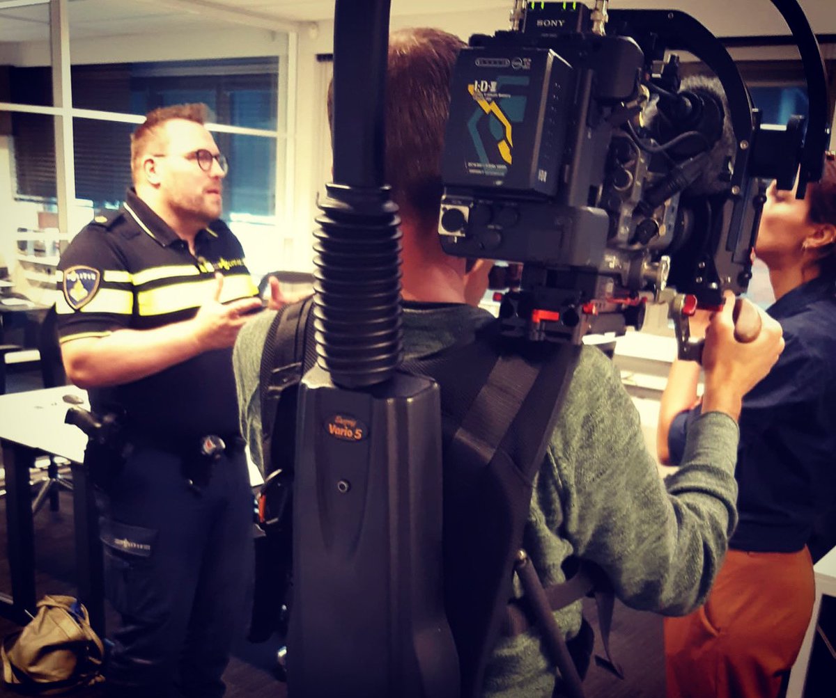 POL_Harmelink's tweet photo. Namens @politie en #vraaghetdepolitie beantwoordde ik vandaag vragen van @pointer_kroncrv over sexting / online exposen en wat wij daarin voor #slachtoffers kunnen betekenen.
#slachtoffervoorop #VHDP
cc @Helpwanted_nl @Fier_NL @113preventie @_Kindertelefoon https://t.co/pk4gyiJKYL