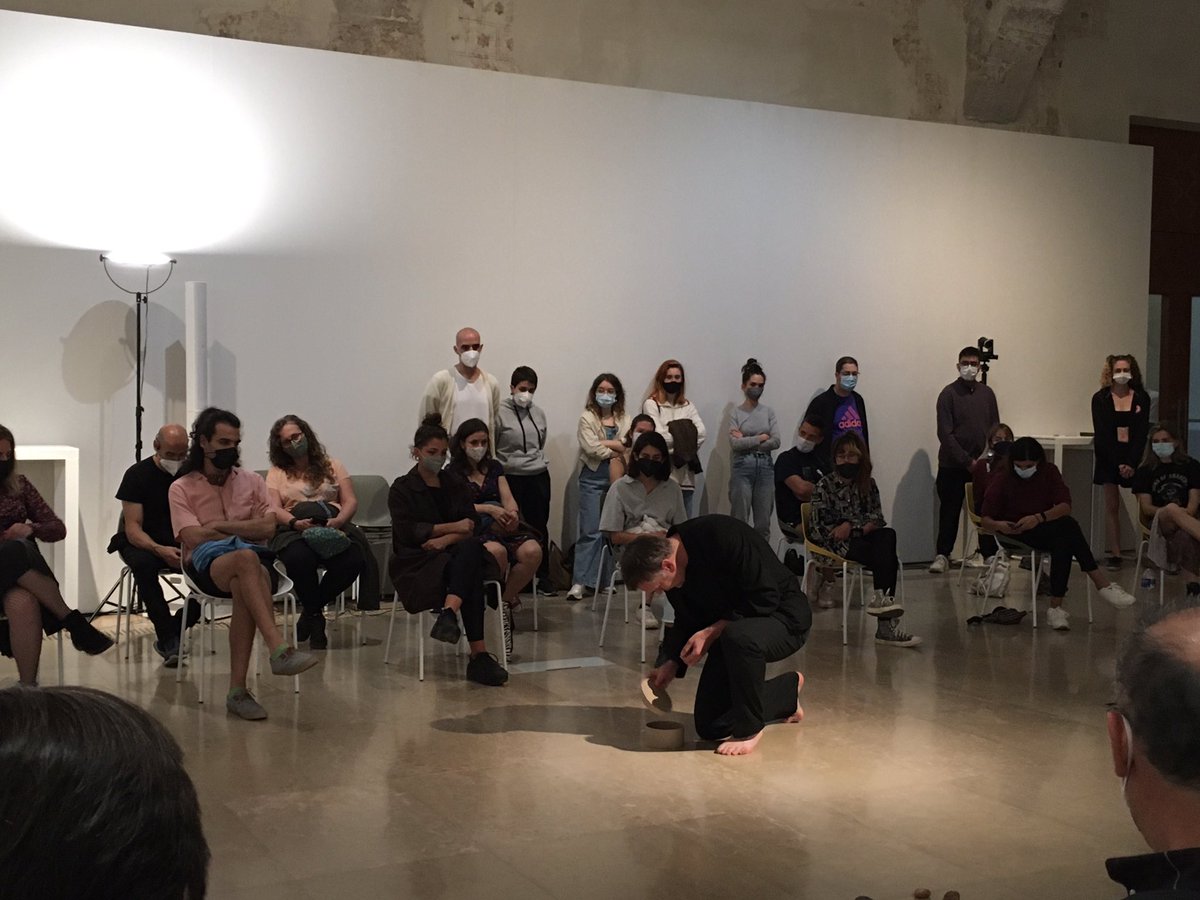 centredelcarme's tweet photo. 🗯Hui, vesprada de #CCCCPerformance amb 'Escucha! València'!

🧵En aquesta ocasió estem gaudint de l’obra de Kurt Johannessen: artista d’acció i escriptor que treballa també amb vídeo i instal·lacions. La seua obra es caracteritza per tindre una expressió poètica i minimalista. https://t.co/hsHhSr21Vp