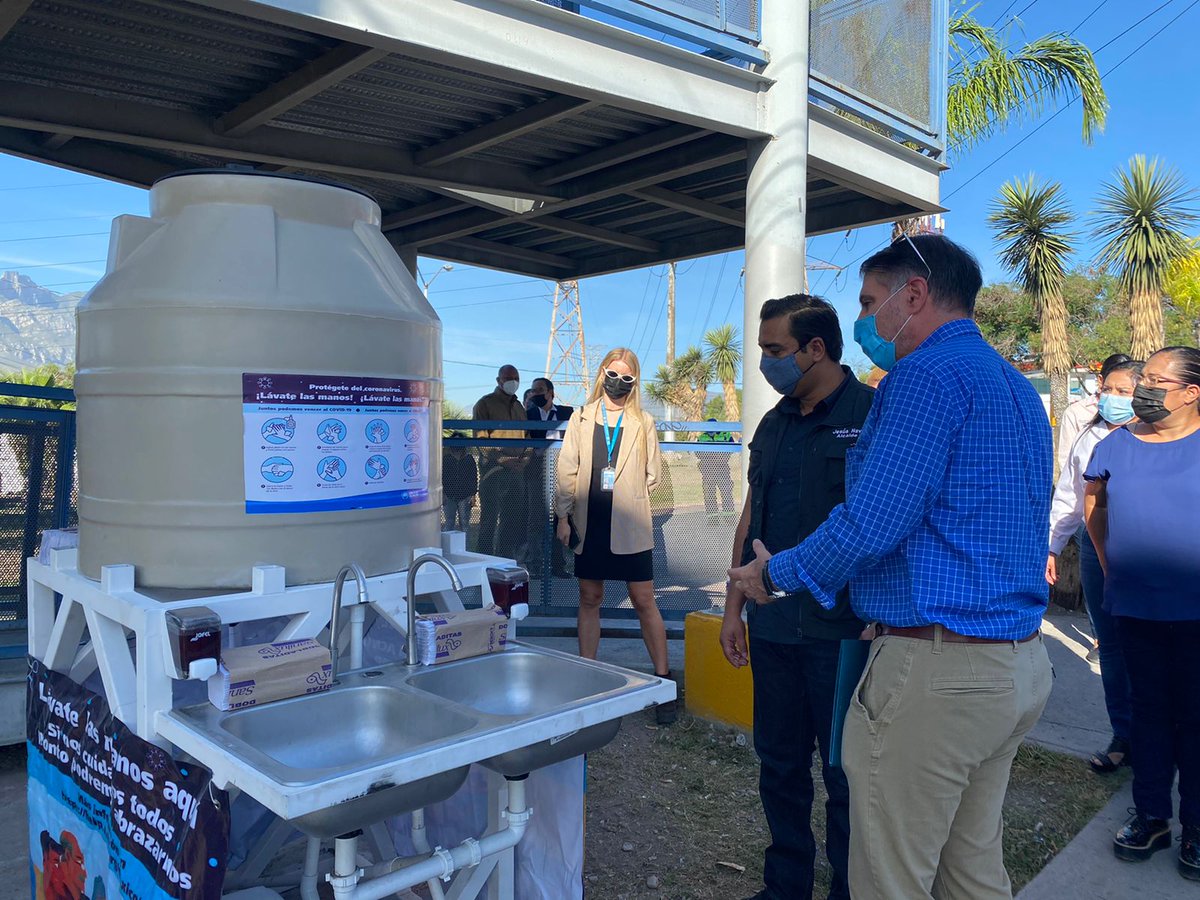 AcnurMexico's tweet photo. Instalamos el primer lavamanos 🚰🧼🤲🏽 portátil en el municipio de @stacatarinagob #NuevoLeón, 19 más serán instalados en ubicaciones que beneficien a la población refugiada y local y así disminuir los contagios por COVID-19. @JesusNavaNL https://t.co/jqNzApYan8