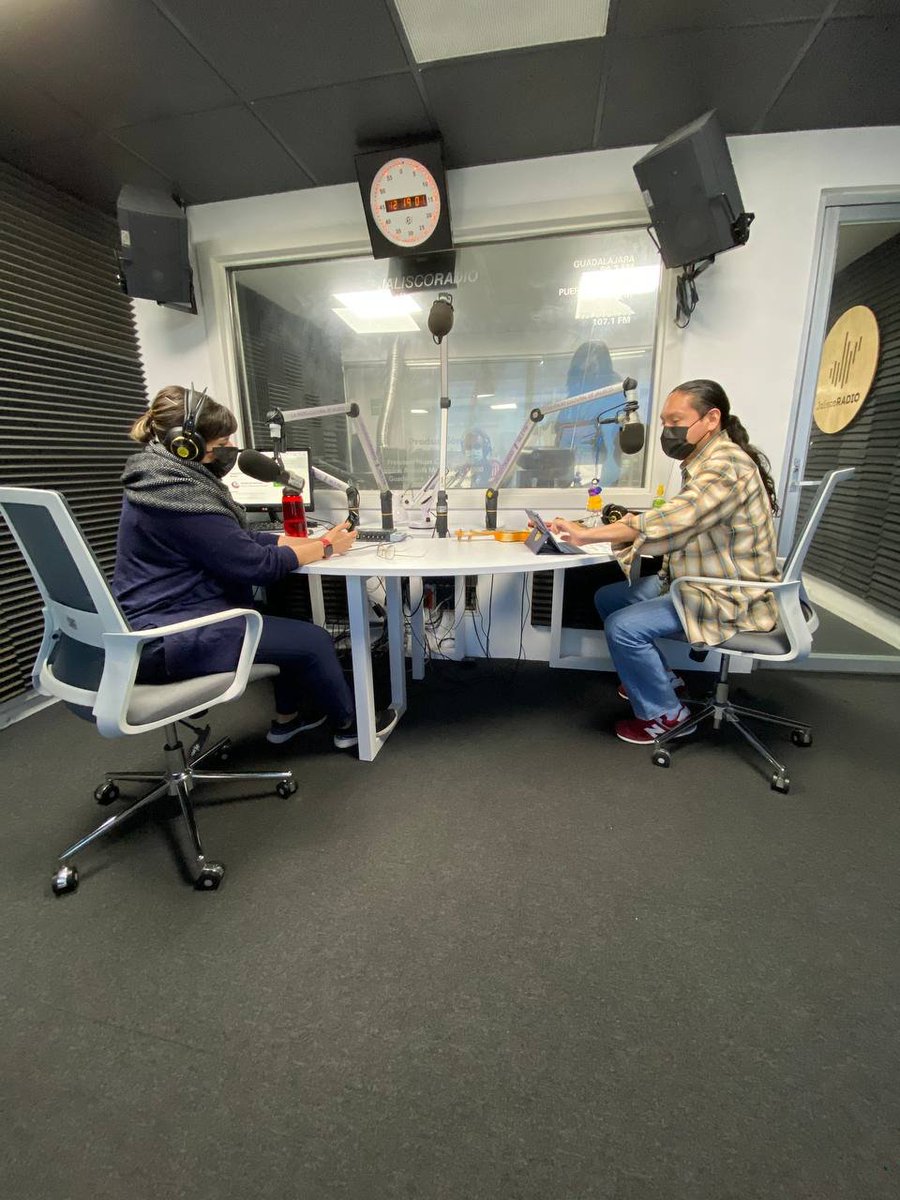 JaliscoRadio's tweet photo. En los tiempos que corren, la radio nos acerca cuando más lejos nos encontramos, estamos totalmente en vivo en #AltoparlanteJB 📢¿Ya nos escuchas? 🤔

¡Dale click! 👇🏽
https://t.co/sj4MYxyJcw https://t.co/pDrBHOwLzR