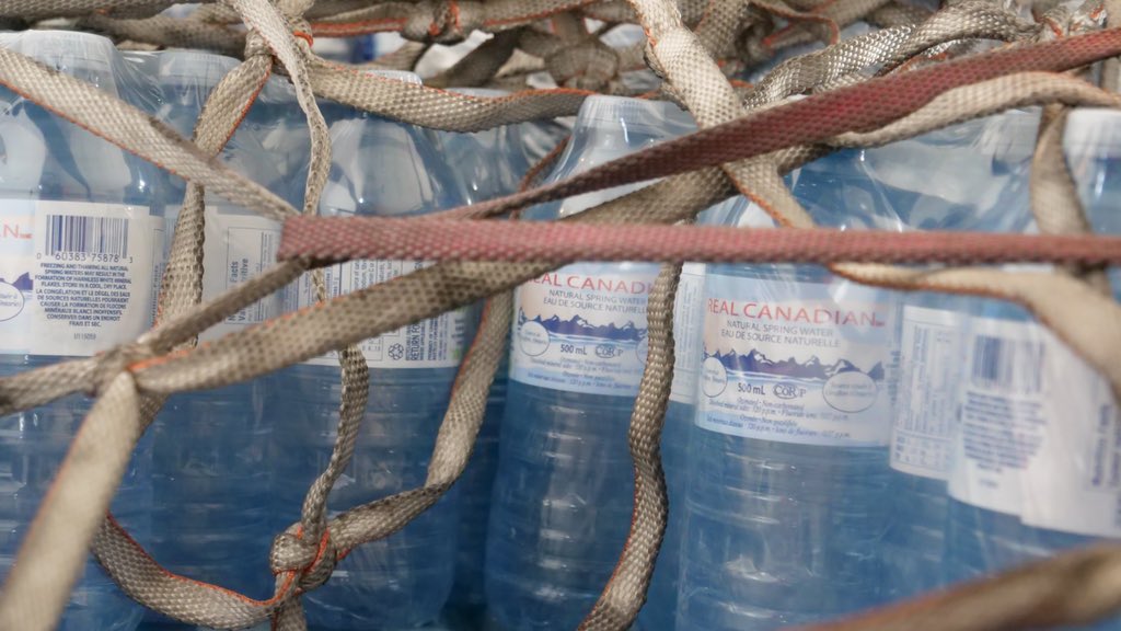 Un premier avion contenant une portion des 80 000L d’eau commandés par le gouvernement du Nunavut est arrivé à Iqaluit. #icign