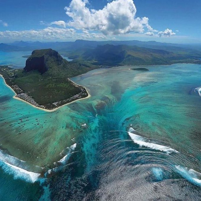 Rainmaker1973's tweet photo. There's a place in the Mauritius, where a runoff of sand deposits creates an illusion of an underwater waterfall [read more: https://t.co/qXJBDkzNVd] https://t.co/Eh4Ax5vXmO