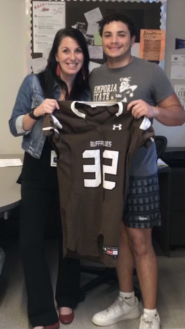 Senior Sergio Garcia chose Anne Solis of Garden City High School to give his Jersey to this morning. Thank you for making such a positive impact on kids. #1herd #MyJerseyYourImpact https://t.co/5iS6DQGmXb