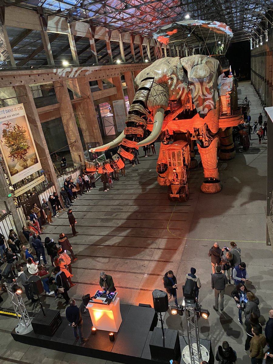 SuravenirASSUR's tweet photo. 🎂Hier soir, 240 de nos collaborateurs fêtaient les 25 ans de Suravenir Assurances ! Un beau moment, riche en émotions … Même l’éléphant était aux côtés de @SnoeckBernard pour lancer la soirée 🤩 #enfinreunis #soireeanniversaire #cohesion #nefs #nantes https://t.co/cO35XVxcs3