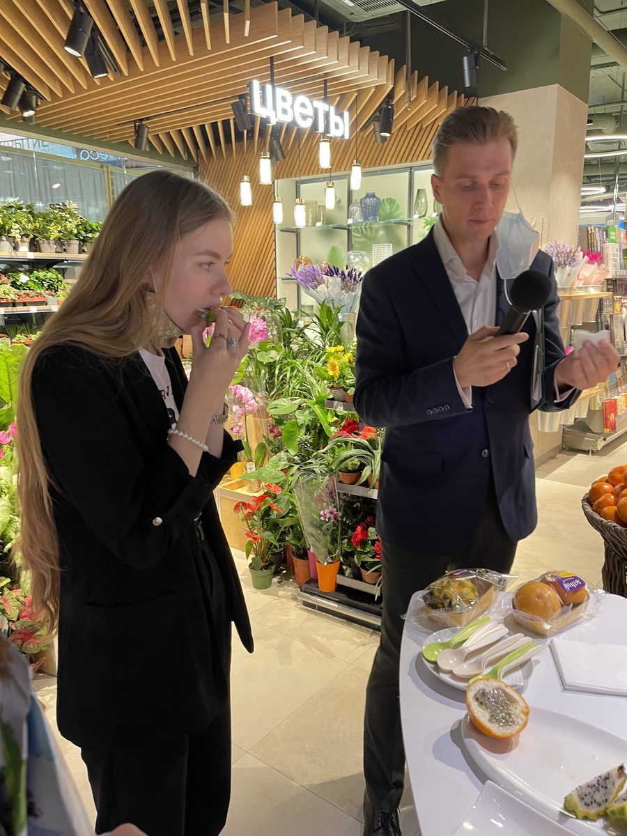 ProEcuador_'s tweet photo. En el marco de la campaña de promoción #EcuadorPremiumAndSustainable, del 14 al 17 de oct se lleva a cabo la activación en @AzbukaVkusa, supermercado de alta gama en 🇷🇺, durante la reapertura de uno de sus locales, situado en Barvikha, uno de los barrios más exclusivos de Moscú https://t.co/0Ap2dp1scD