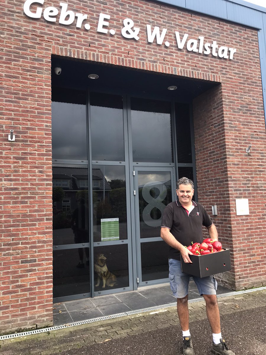 Roel Batelaan (@roelbatelaan) on Twitter photo *belt <a href="/Groene_Paprika/">Ewout Valstar</a> , staand voor de schuur
“Effe m’n padje afmake!” hoor ik.
Een paar minuten later staat hij voor me, de bijna ex-tuinder. Na 35 jaar tuinen aan de Hooflaan in De Lier, is het tijd voor een nieuwe uitdaging. 1/2 #Westland #reddingsbrigade *belt <a href="/Groene_Paprika/">Ewout Valstar</a> , staand voor de schuur
“Effe m’n padje afmake!” hoor ik.
Een paar minuten later staat hij voor me, de bijna ex-tuinder. Na 35 jaar tuinen aan de Hooflaan in De Lier, is het tijd voor een nieuwe uitdaging. 1/2 #Westland #reddingsbrigade