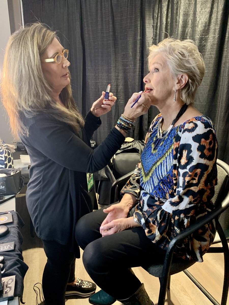 MakeUpAmericaUS's tweet photo. A behind the scenes peek by #MakeupbyCindyRich at the #AllStarSalute to @theLeeGreenwood. Look how beautiful #DeanaMartin, #RhondaVincent & #DebbieBoone look with our fabulous lipstick ๐
#DoGoodLookGreat #AmericasBeautyBrand #MadeinAmerica #40YearsofHits #ProudtobeanAmerican https://t.co/AKEXDUiLQC