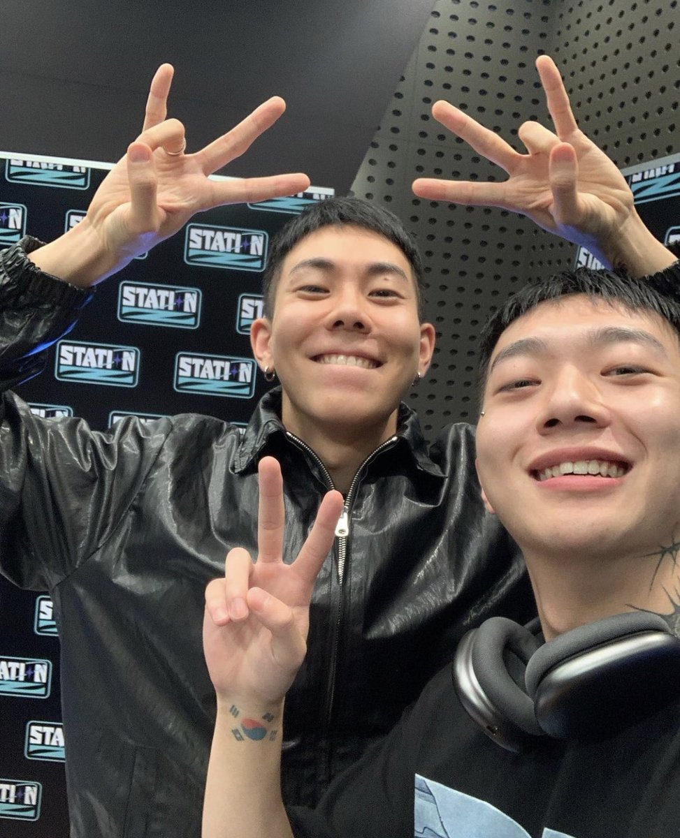 simon_dominicPH's tweet photo. Simon Dominic will join Wonjae & Loco next Thursday, OCT 21 on #CuePoints
“As announced on the show
next week, our #JungKisuck ‼️
Cue points will be back with Simon Dominic 🔥”
📸: https://t.co/chraDbvZtV…
@longlivesmdc
#SimonDominic #쌈디
#AOMG #사이먼도미닉 https://t.co/aN6RLgzZFy
