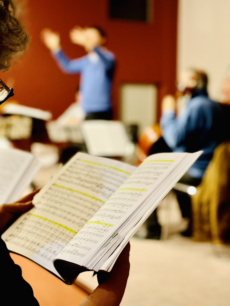 🦒🎵 Les #PasseSanitaire sont contrôlés, les masques aussi et…
3 - 4 🎼 🎵 🎶 
Première répétition pour nos 180 choristes parisiens qui se retrouvent avec enthousiasme pour préparer notre grand #concert caritatif du 14 novembre au <a href="/theatrechatelet/">Théâtre du Châtelet</a> 
Venite Cantemus !
#Musica