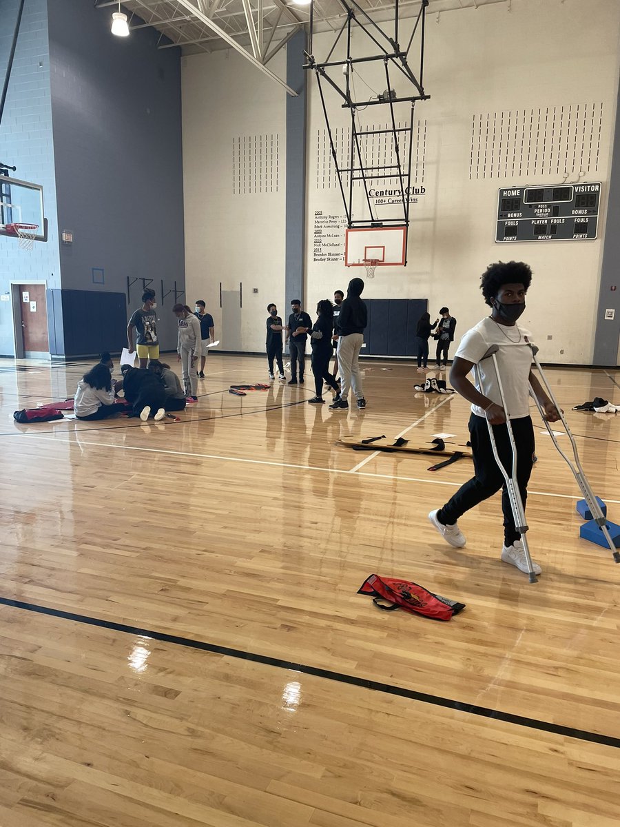 TJBeavers's tweet photo. KnightdaleHS Sports Medicine 1&2 labs days. Ankle taping, knee special tests, CPR, lifting and moving. #khsgameon #athletictraining #SportsMedicine https://t.co/9j12Mx38VV