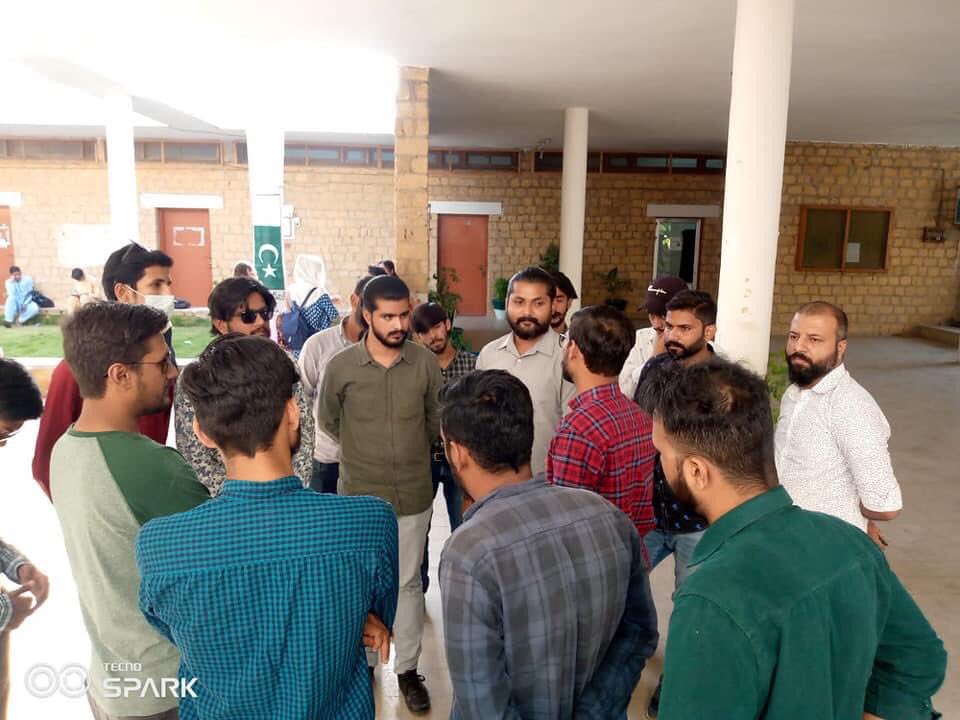 rameen_anwar's tweet photo. 14 اکتوبر بروز جمعرات کو جامعہ کراچی میں انچارج آل پاکستان متحدہ اسٹوڈنٹس آرگنائزیشن ثاقب اعجاز بھائی و اراکین مرکزی کمیٹی نے دورہ کیا،
اس موقع پر آرٹس لابی میں جامعہ کراچی سیکٹر کے کارکنان اور شعبئہ طالبات سے ملاقات کی اور کام کو تیز کرنے کی ہدایت کی۔
@UOKAPMSO https://t.co/0B6mEw8ydC