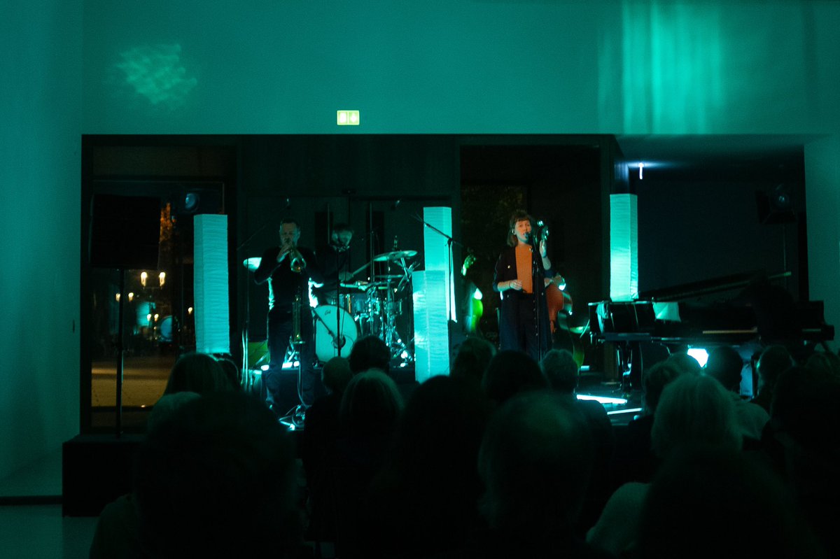 progolog's tweet photo. Gestern gab es plötzlich Kultur. Das Konzert von 5K HD im @lwlmkk war großartig. Die Kombo aus Wien hat einen massiven Auftritt hingelegt. Das Akustik Set, samt Live-Zeichner*in, dir Atmosphäre und das Licht, alles hat gepasst. #münsterlandfestival #5khd #wien #lwlmuseummünster https://t.co/aN5ltwIVbY