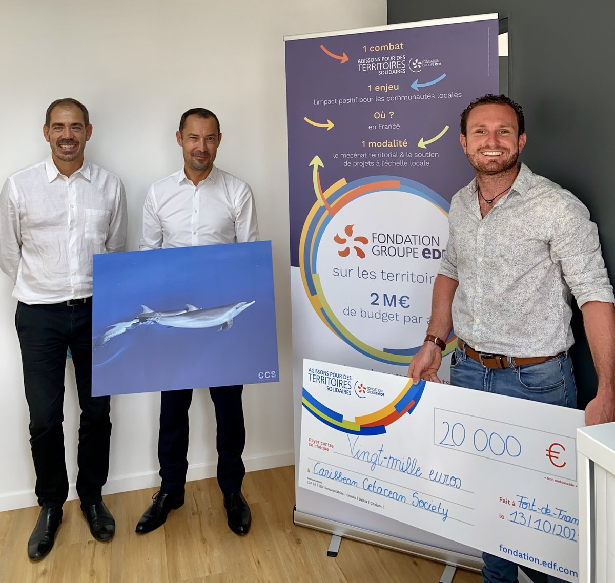 EDFenMartinique's tweet photo. La @FondationGroupeEDF poursuit son engagement pour l'environnement en remettant un chèque de 20 000 euros  à l'association  @CaribbeanCetaceanSociety pour le projet Ti Whale an nou. Baleine qui respire  Plus d'info sur le projet : https://t.co/vUQydUUGB2 https://t.co/jQmsLEQf48