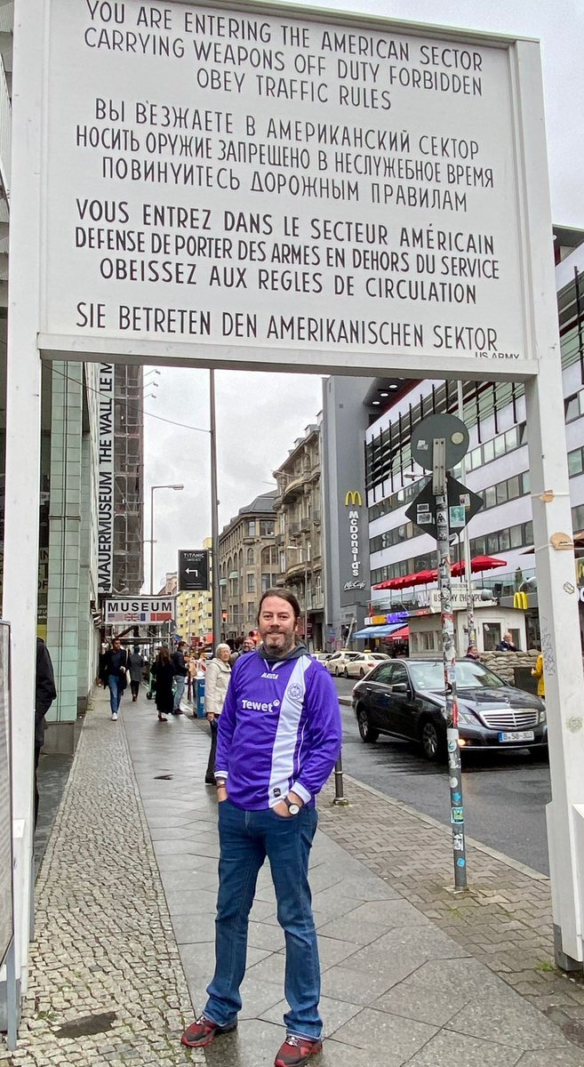 Another two Berlin shirts - provided by @BundesligaBoxes - back in their natural habitats 🇩🇪

@BerlinerAK07 
@TennisBorussia 

#BrandenburgerTor
#CheckpointCharlie