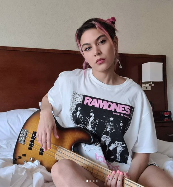 MarySolPacheco's tweet photo. #Jueves de crush 🥰😍
@aldanabass ✨🎶🎻🔥👇
https://t.co/dfKMZFraOU
#soundcheckmag #fenderplayer https://t.co/gbeWkrHchv