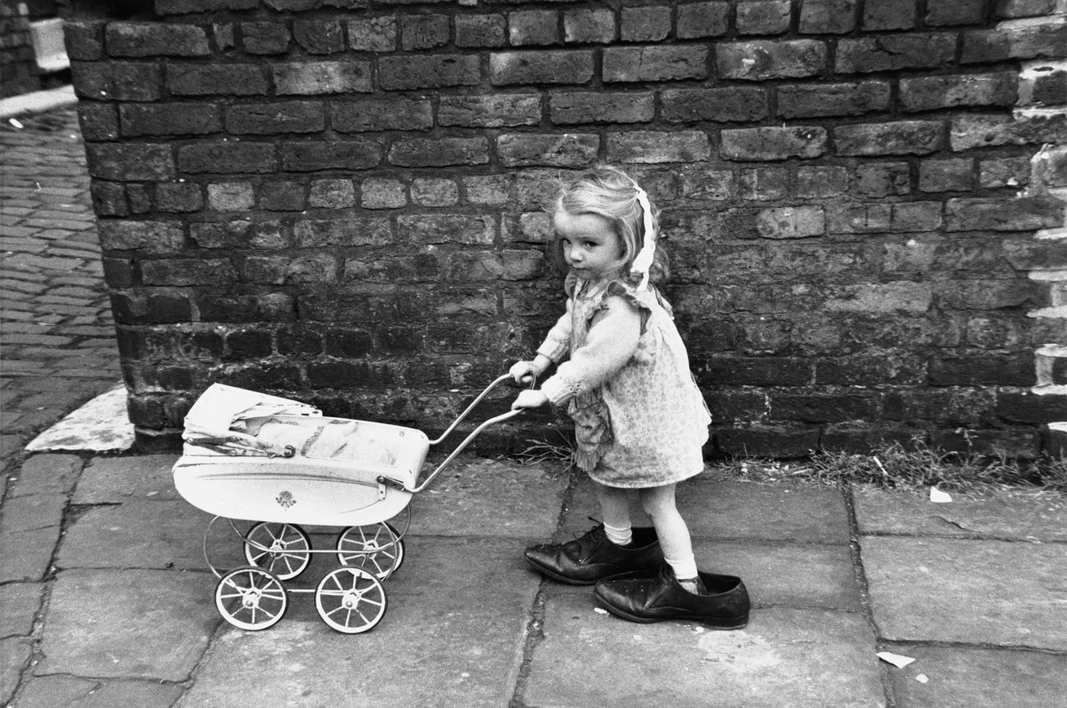 GroomB's tweet photo. Manchester, 1966, by Shirley Baker. https://t.co/qzl0Cu94Xc