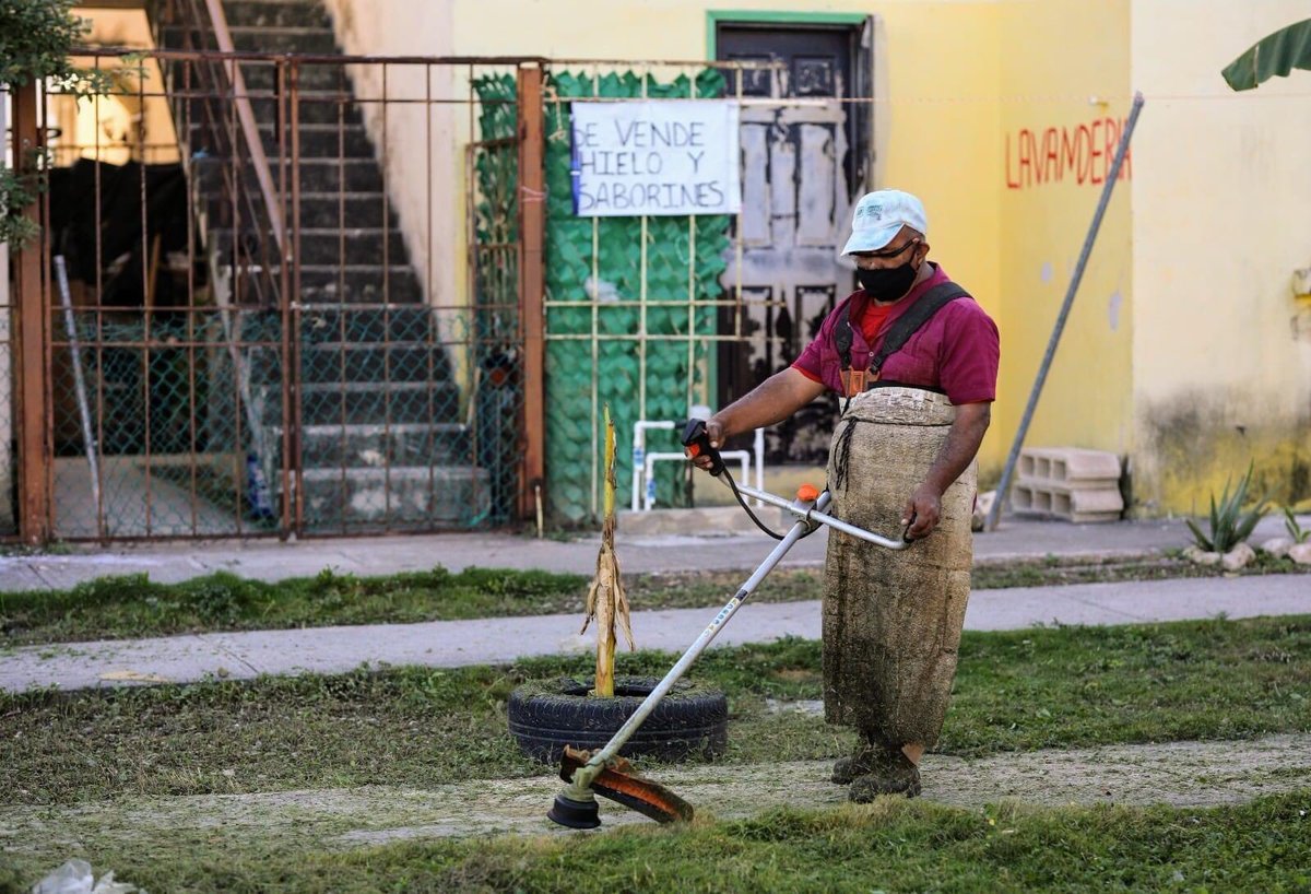 AytoCancun's tweet photo. Nuestras #BrigadasPorCancún realizan limpieza general en parques y andadores de la 📍#SM259 sobre Av. Niños Héroes.🧹♻️
Continúan trabajos en el rescate de espacios públicos para prevenir y atender la violencia de género.
#TierraDeEsperanza #CancúnLimpio https://t.co/X1PKgcXCBR
