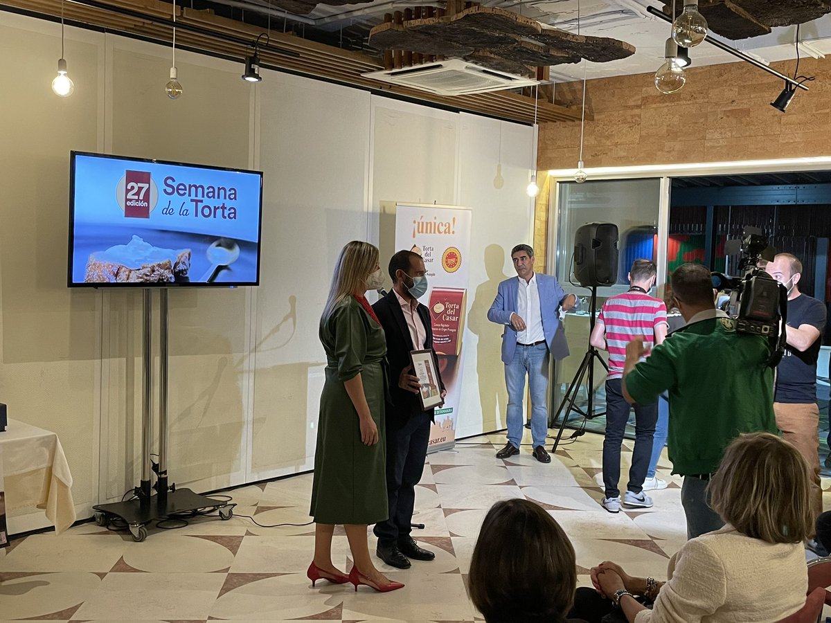 <a href="/queseriadfca/">Quesería Doña Francisca</a> recoge el Premio a la Mejor #tortadelcasar de la mano de <a href="/BlancaMartinDel/">Blanca Martin</a>, presidenta de la <a href="/Asamblea_Ex/">Asamblea Extremadura</a>