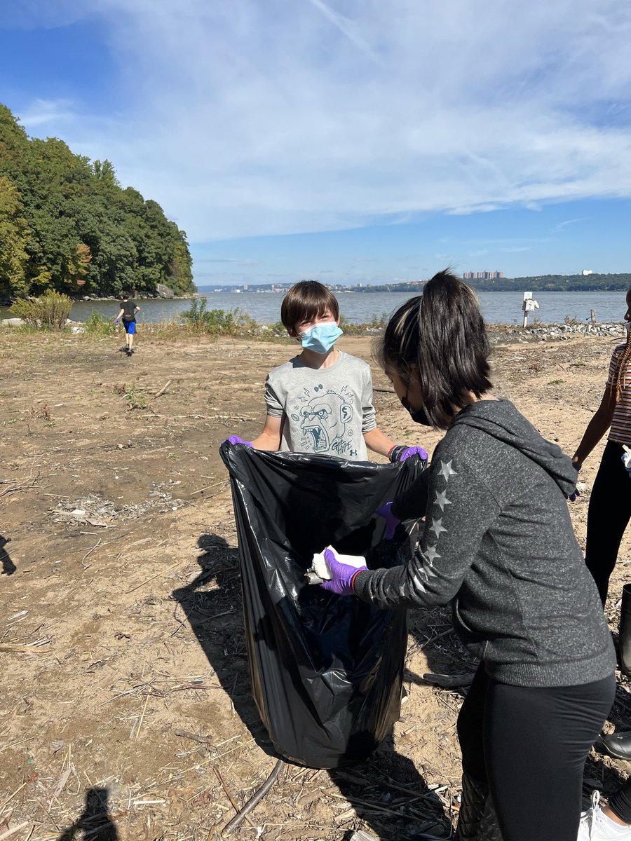 Alpine_School's tweet photo. Our 6th-8th graders took part in the “Day in the Life of the Hudson River” program today at the Englewood Boat Basin. They conducted science research and helped clean the shore of garbage and debris! 🌊🐟🌏
.
.
#AlpineCares #HudsonRiver #bergencountynj #AlpinePride #GoRams https://t.co/OuzeLuCD3N