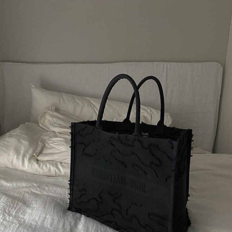 SelectOutfit's tweet photo. Black bags are my favorites https://t.co/HBwXtuMdJv