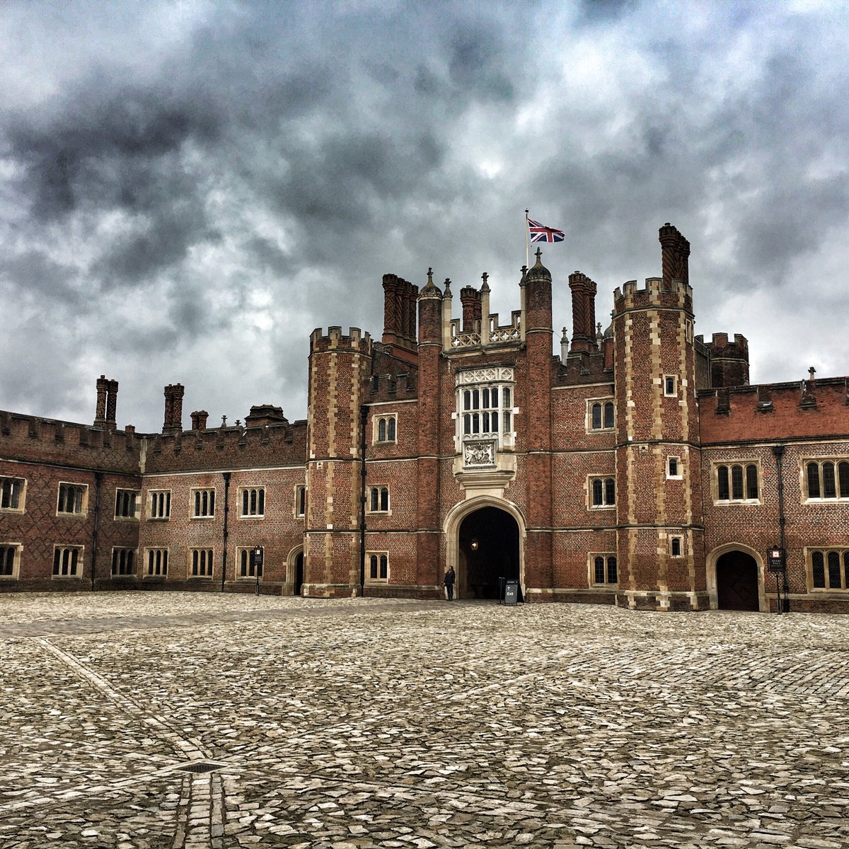 Lucy_Worsley's tweet photo. Autumn's definitely come to Hampton Court. https://t.co/vJwgaMfdET