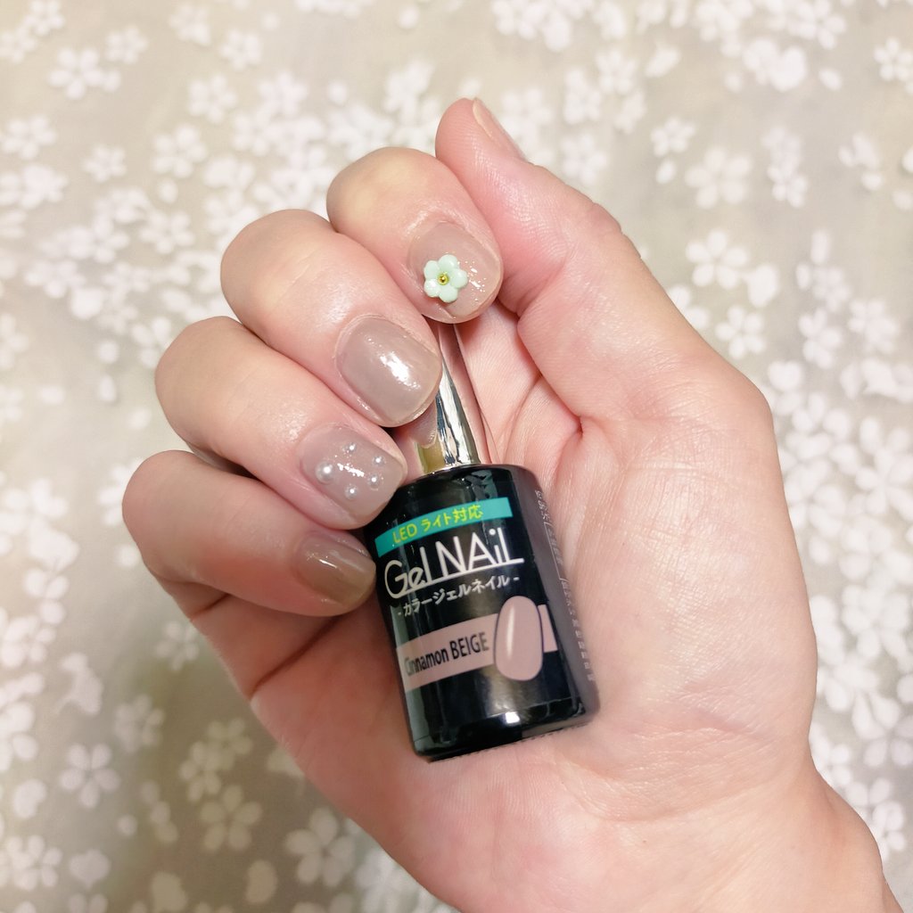 みちよん منداڵ セリアに売ってる前から気になってたジェルネイル買って塗ってみた この値段で 色も好きだしこれは気に入った なんか花 お風呂入ったら取れちまった 飾りの花だけ明日やり直しだな セリア ジェルネイル セルフジェル T