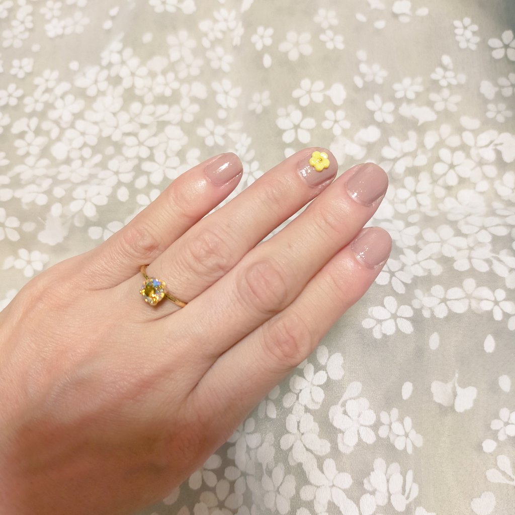 みちよん منداڵ セリアに売ってる前から気になってたジェルネイル買って塗ってみた この値段で 色も好きだしこれは気に入った なんか花 お風呂入ったら取れちまった 飾りの花だけ明日やり直しだな セリア ジェルネイル セルフジェル T