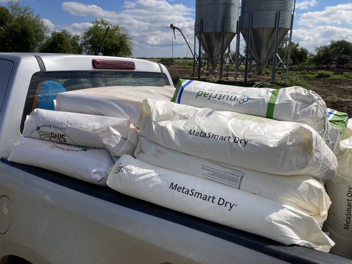 sns_uruguay's tweet photo. Un descanso en el delivery de #inoculantes para hacer delivery de #BXS (blend de taninos más saponinas), secuestrante de #micotoxinas (#Nutriad) y Metionina (Metasmart Dry)
#SilvaTeam @Adisseo #WeAddMore #JustLikeNature https://t.co/wMAyCbrxN6
