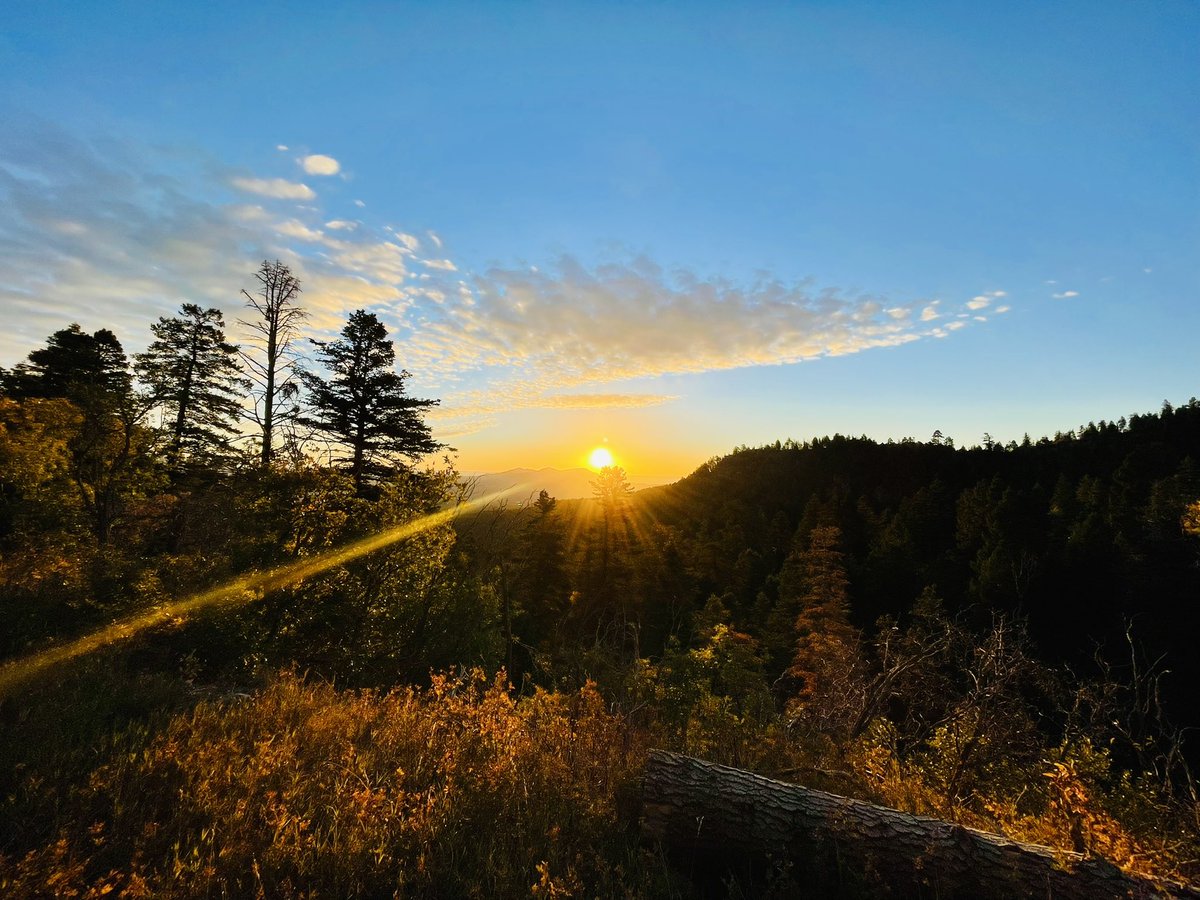 LuzElisuhh's tweet photo. What a great Sunrise Birthday Hike with my Mili❤️ #505Life https://t.co/U1jVv0Tvy2