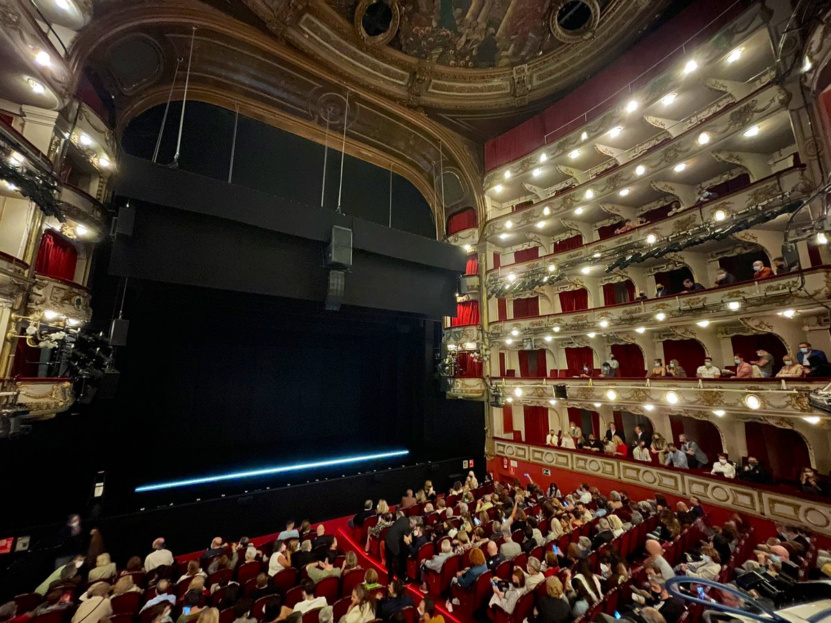 El <a href="/AChorusLineEs/">A Chorus Line</a> de <a href="/antoniobanderas/">Antonio Banderas</a> a punto de comenzar en el Calderón de #Madrid. <a href="/ArielJuin/">Ariel Juin</a> a por todas!! Mucha mierda!! 🥰🔥😘