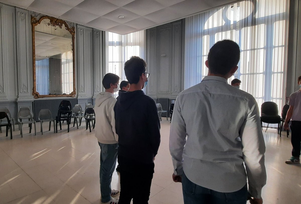 LyceeRothschild's tweet photo. Ce soir, c'était la deuxième séance du club théâtre dans la salle d'honneur du château. Ouvert à tous les élèves volontaires de 17h05 à 18h, que vous soyez internes ou pas. Rejoignez-nous! https://t.co/2gC3vwJ9SH