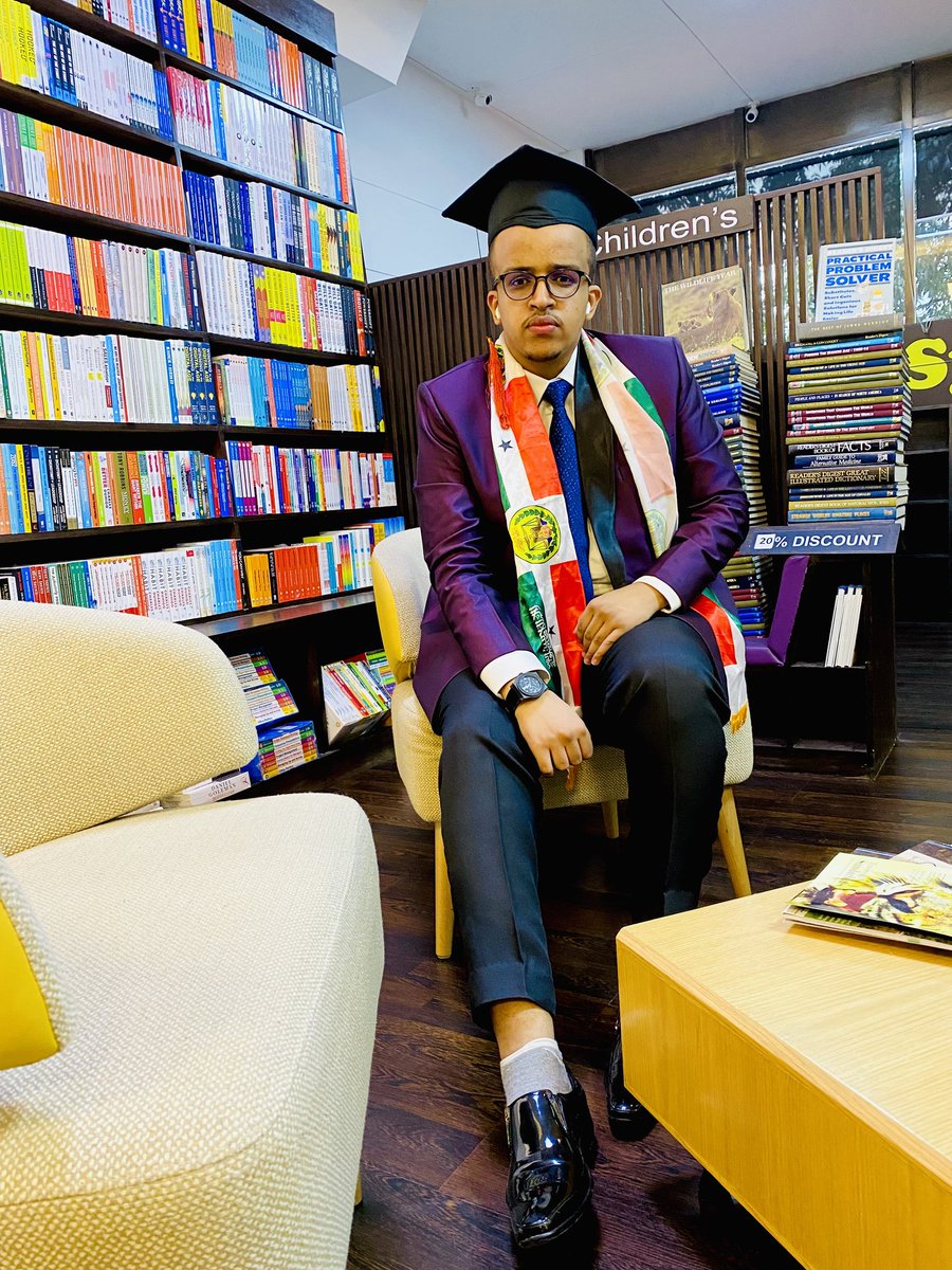 AhmatQurjuf's tweet photo. Alhamdulah... Finally Graduated. 🎓
#graduation #Classof2021 #graduate #graduationpic @musebiihi @VPsomaliland https://t.co/RRI6P1rA03
