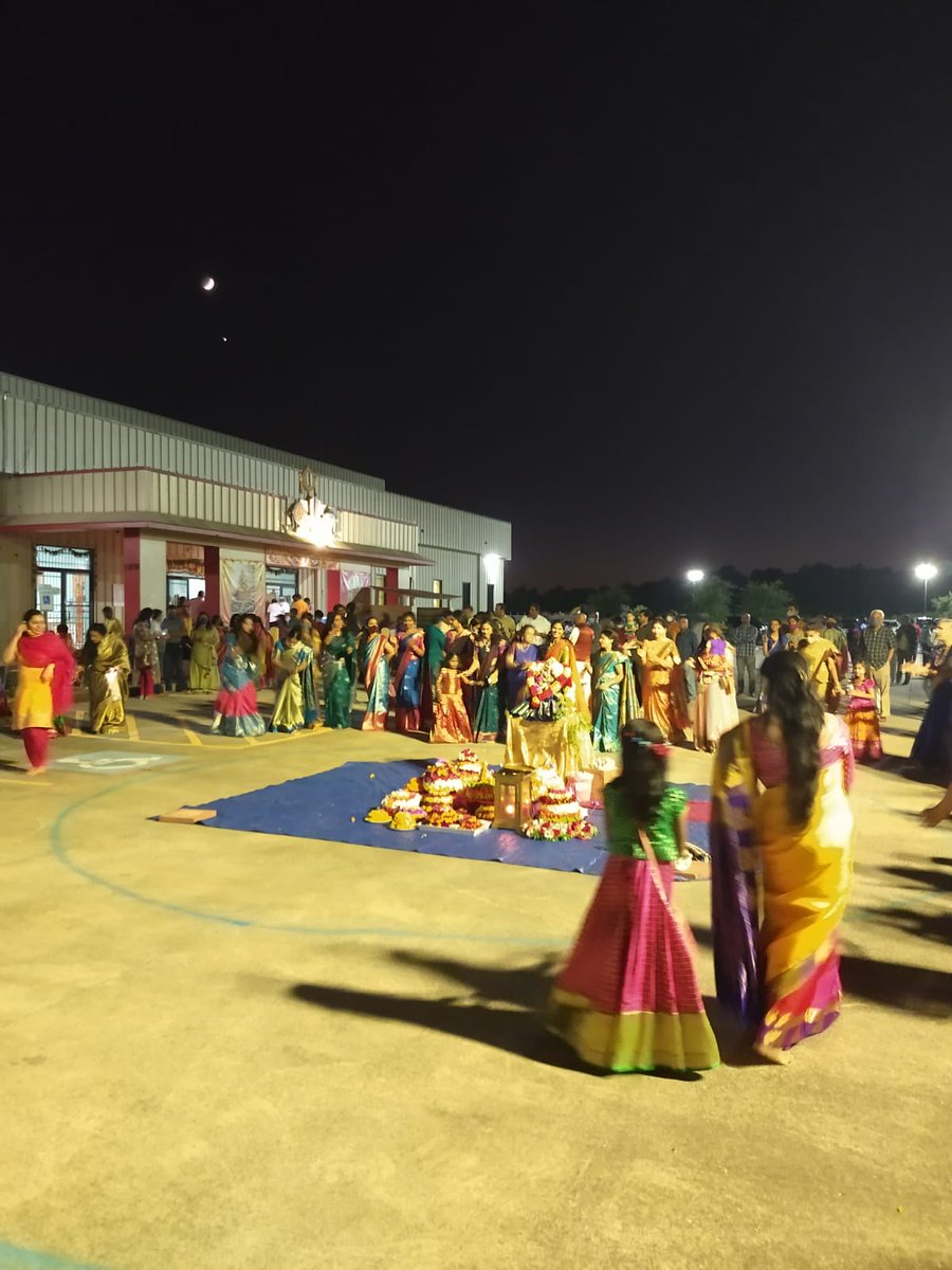 sudhakcr's tweet photo. This time in Houston
సద్దుల బతుకమ్మ శుభాకాంక్షలు
Wishing you all a very happy #Bathukamma 💐🌻 and #Dasara 
Thanks to TAGH association for making the event a great success https://t.co/qac5OQVRGY