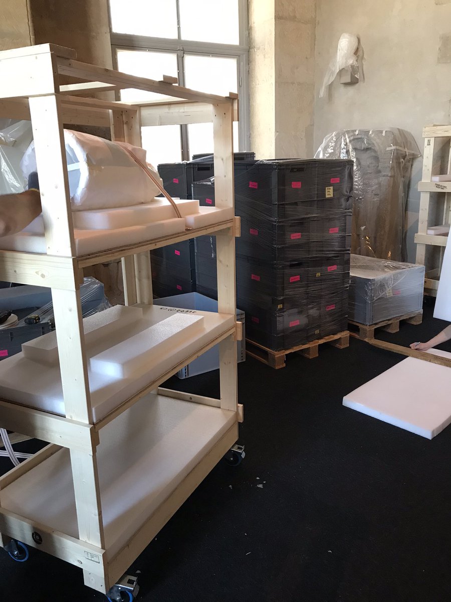 Peschard13's tweet photo. Chers publics, de ces espaces inaccessibles mais oh combien utiles pour mener un travail essentiel sur les collections : au-dessus de vos têtes nous sommes là. Aujourd’hui 16 amphores de Bibracte et d’Alise sur roulettes !#MAN#Chantier des collections # https://t.co/bYZLyA6UEH