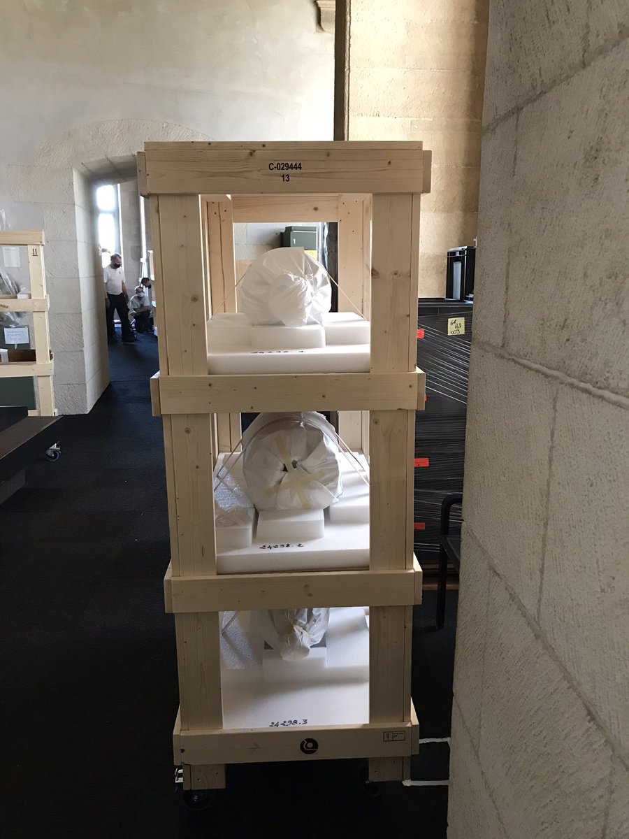 Peschard13's tweet photo. Chers publics, de ces espaces inaccessibles mais oh combien utiles pour mener un travail essentiel sur les collections : au-dessus de vos têtes nous sommes là. Aujourd’hui 16 amphores de Bibracte et d’Alise sur roulettes !#MAN#Chantier des collections # https://t.co/bYZLyA6UEH