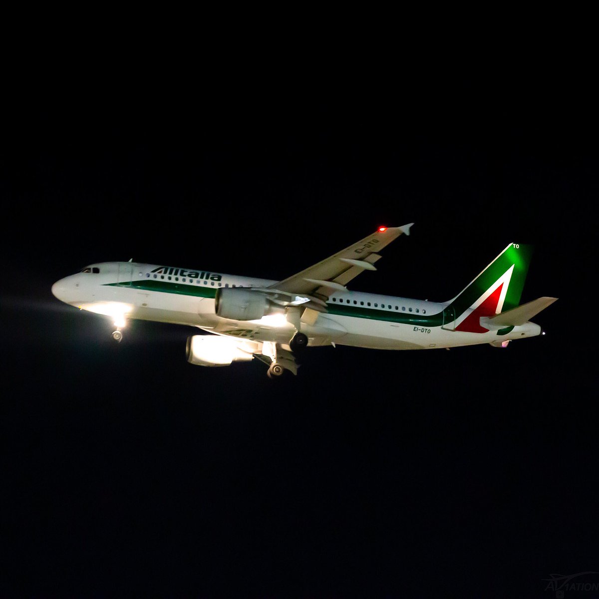 av1ation1's tweet photo. 👋 Addio! Farewell @Alitalia @Airbus #A320 seen here on final for RWY 27R @HeathrowAirport - #Heathrow #London #HeathrowAirport #Alitalia #YourHeathrow @AirbusintheUK #AirbusA320 #LHR #Rome #Italy https://t.co/FvBVRg1EjA