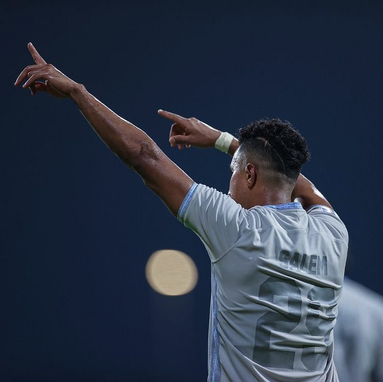 سالم الدوسري سمح له الجهاز الطبي المشاركة لمدة شوط واحد فقط لكن عمل جلسات مكثفه رغبه منه في اللعب بشكل أساسي وحصل على الإذن في لعب المباراة 
#الهلال