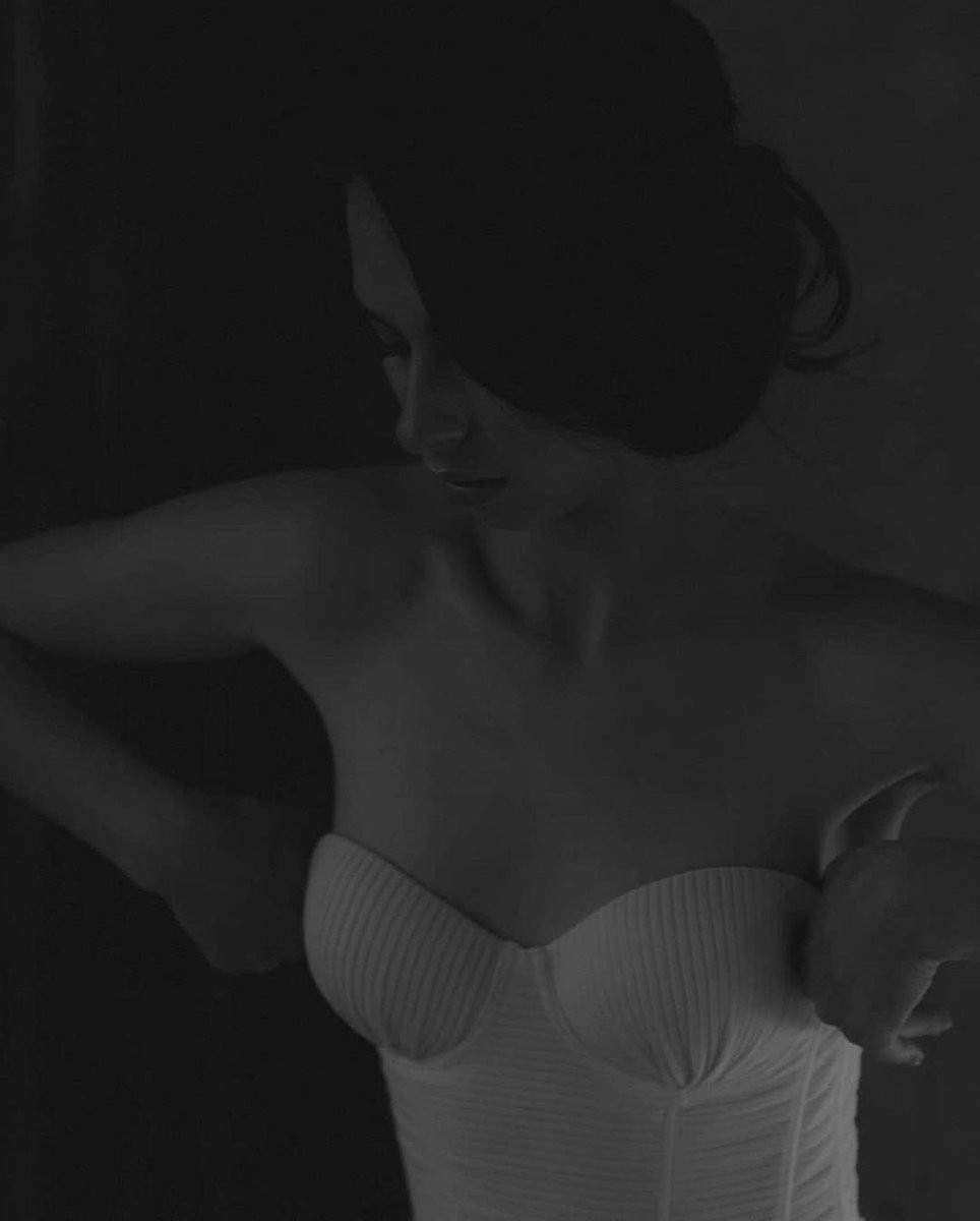 Mermaid | 18050
Serenity collection by #liretta

The pleated figure-flattering gown consists of a strapless bodice, which elegantly opens up the shoulders, chest, and neck, and a full wraparound skirt with a pearl sash.

pollardi.com/catalog/lirett… 
#wedding #weddingdress #weddingday