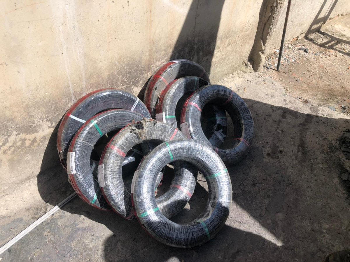 PCERJ's tweet photo. #28DP prendeu duas pessoas acusadas de receptação. Os criminosos foram localizados na residência de um deles, em Rio das Ostras, na Região dos Lagos. O local servia de depósito para o material furtado. Saiba mais: https://t.co/Q50yxizrbq https://t.co/uacSJHjLOh