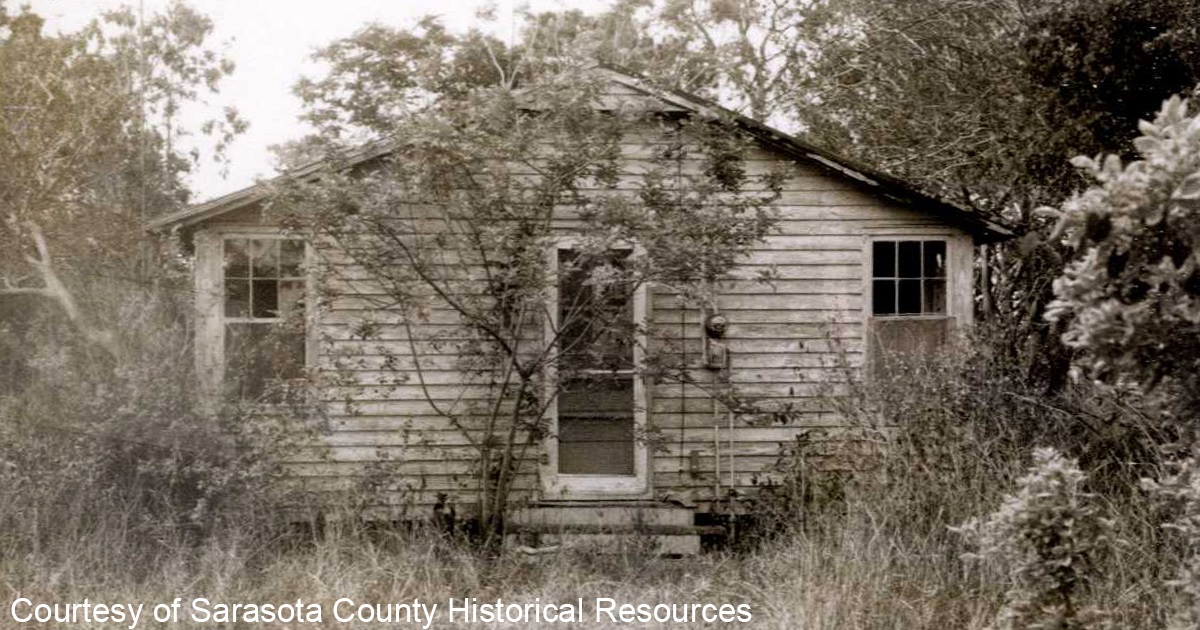 Why is it that some historic locations are stunning while others are scary? One thing for sure is that we wouldn't go creeping into this yard at night. Find even more #spooky #localhistory images in #SRQCountyHistory database: loom.ly/upyR-Ko | #TBT