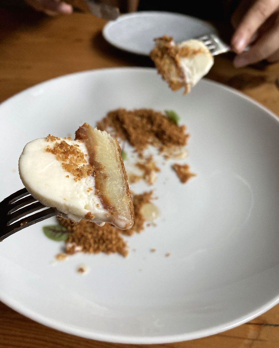 National dessert day should belong to the Apple Tarte Tatin from Bruce Wine Bar 🙌 It's topped with goat milk gelato, salted caramel and crushed oat cookie AND it was devoured in about 45 seconds. Doesn't apple make one of the best dessert ingredients?