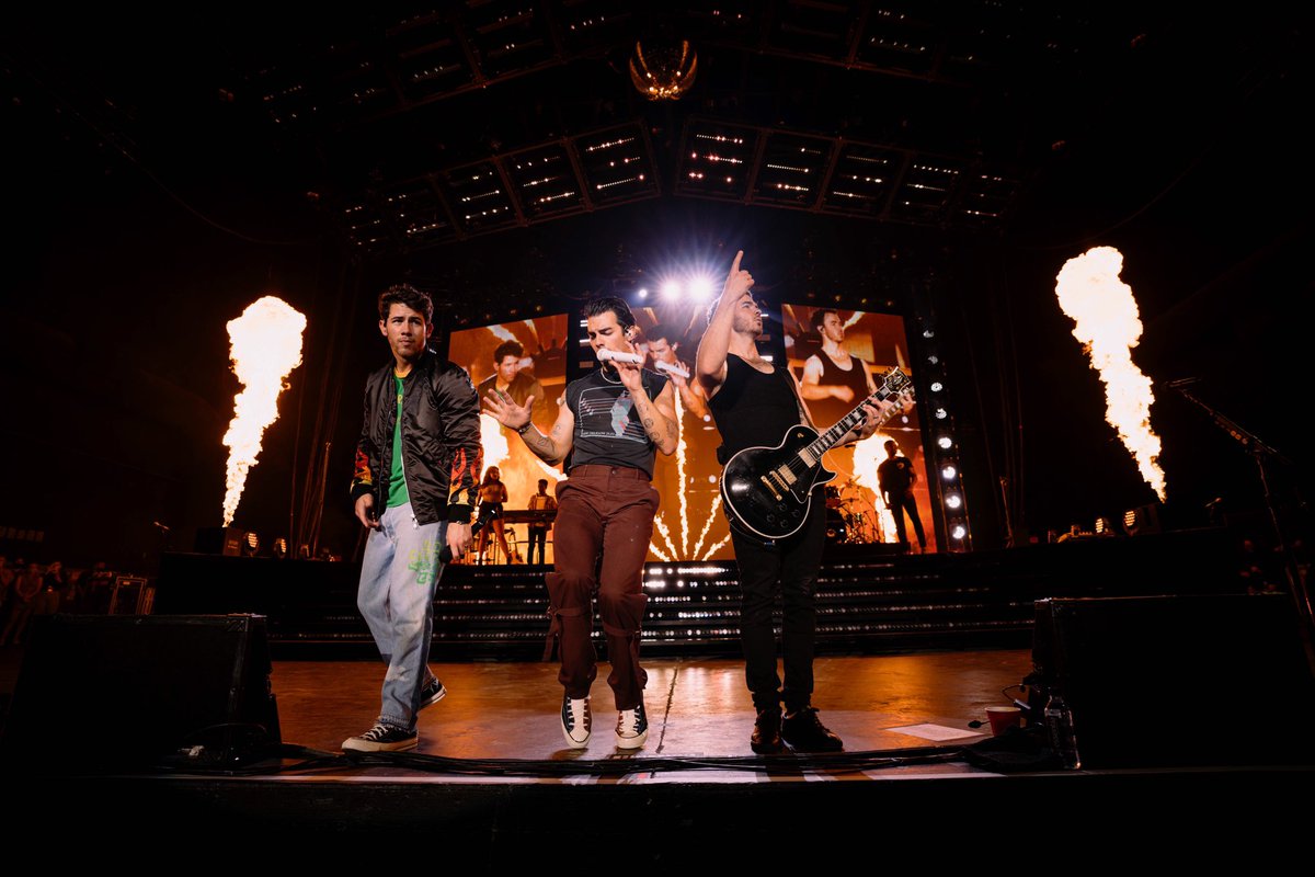 joejonas's tweet photo. #RememberThisTour https://t.co/6MmfXSxFmz