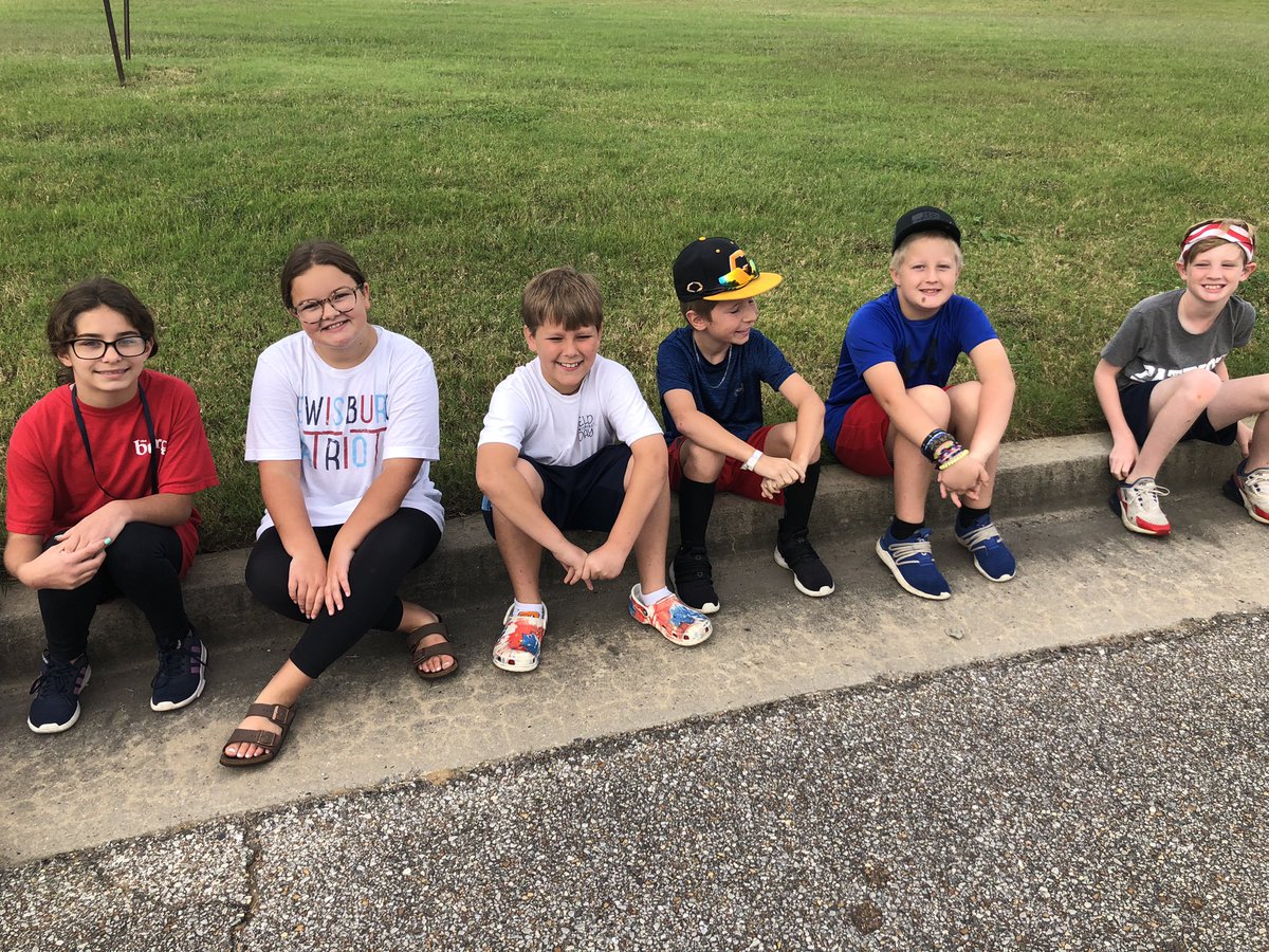 MrsPinckley's tweet photo. One of my favorite days of the year! Everyone had so much fun at the homecoming parade today ❤️💙@LewisburgSchool #HOCO2021 #TeamDCS #GoPatriots https://t.co/EazXxfNXZI