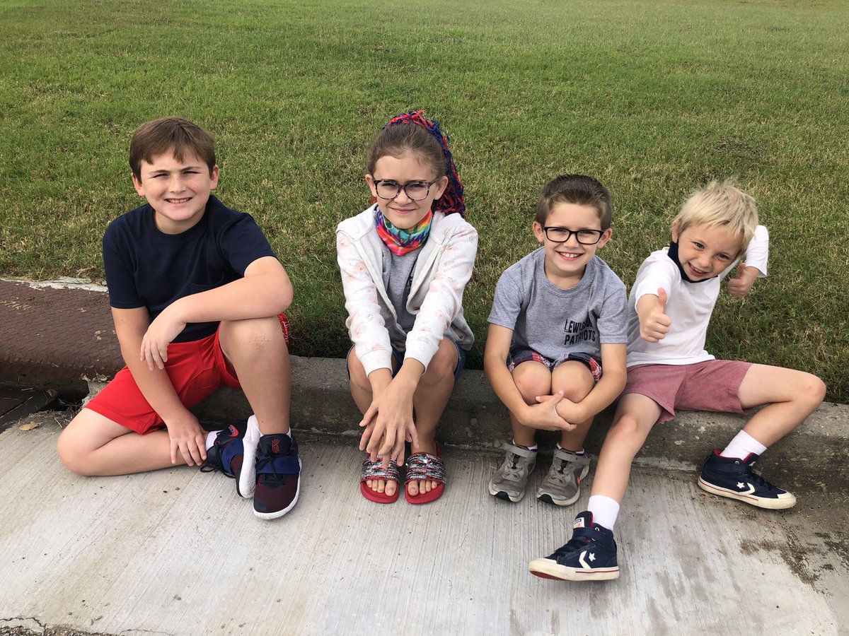 MrsPinckley's tweet photo. One of my favorite days of the year! Everyone had so much fun at the homecoming parade today ❤️💙@LewisburgSchool #HOCO2021 #TeamDCS #GoPatriots https://t.co/EazXxfNXZI