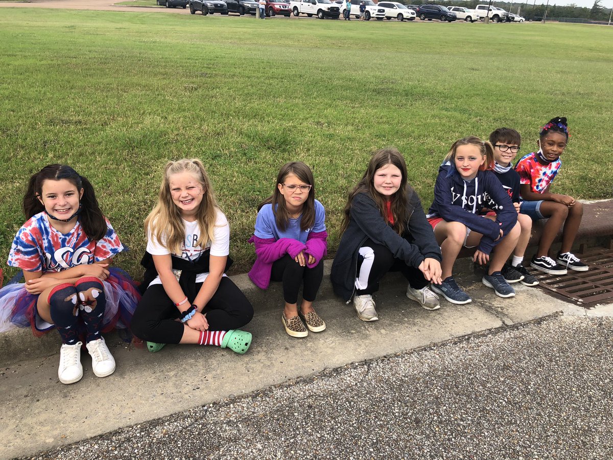 MrsPinckley's tweet photo. One of my favorite days of the year! Everyone had so much fun at the homecoming parade today ❤️💙@LewisburgSchool #HOCO2021 #TeamDCS #GoPatriots https://t.co/EazXxfNXZI