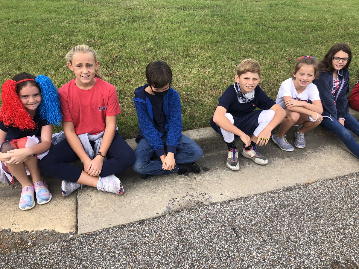 MrsPinckley's tweet photo. One of my favorite days of the year! Everyone had so much fun at the homecoming parade today ❤️💙@LewisburgSchool #HOCO2021 #TeamDCS #GoPatriots https://t.co/EazXxfNXZI