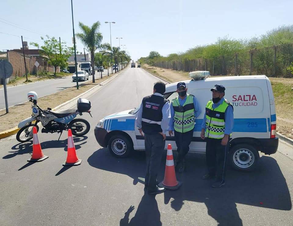 jaltamira23's tweet photo. •Precaución a los #vehículos que #circulan por Av. Arenales, debido a la #pérdida de líquidos aceitosos de una camión particular que #transitaba por esa intersección. https://t.co/8YuY0LPDm8
