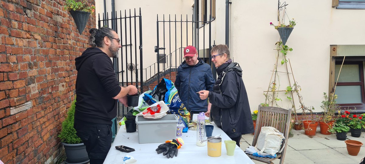 DawnHealthDev's tweet photo. Popped down to Ashville Surgery today to join the gardening group planting bulbs. I planted daffodils for the first time ever! #CollaborativePractice in action, supporting patient and community health/wellbeing @mcrlco @KatyCalvinT @doctormkumar @drsohailmunshi @al2getherbetter https://t.co/xlxEjaNXBA
